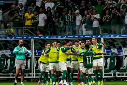 arias comemora com o time apos gol marcado