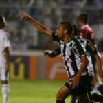 Por que Clayton deve escolher Atlético e não Corinthians até segunda-feira - 18/02/2016 11 clayton comemora gol do figueirense contra a ponte preta 1447894614549 615x300