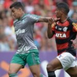 Palmeiras vence e celebra Copa do Brasil em despedida melancólica do Fla - 06/12/2015 15 dudu do palmeiras e marcio araujo do flamengo disputam bola no maracana 1449435141974 615x300
