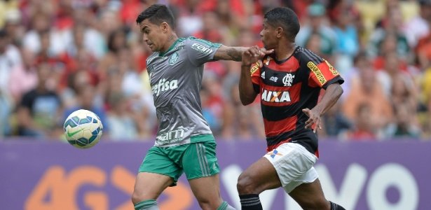 dudu do palmeiras e marcio araujo do flamengo disputam bola no maracana