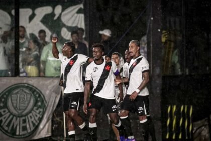 equipe do vasco da gama comemora vitoria do jogo