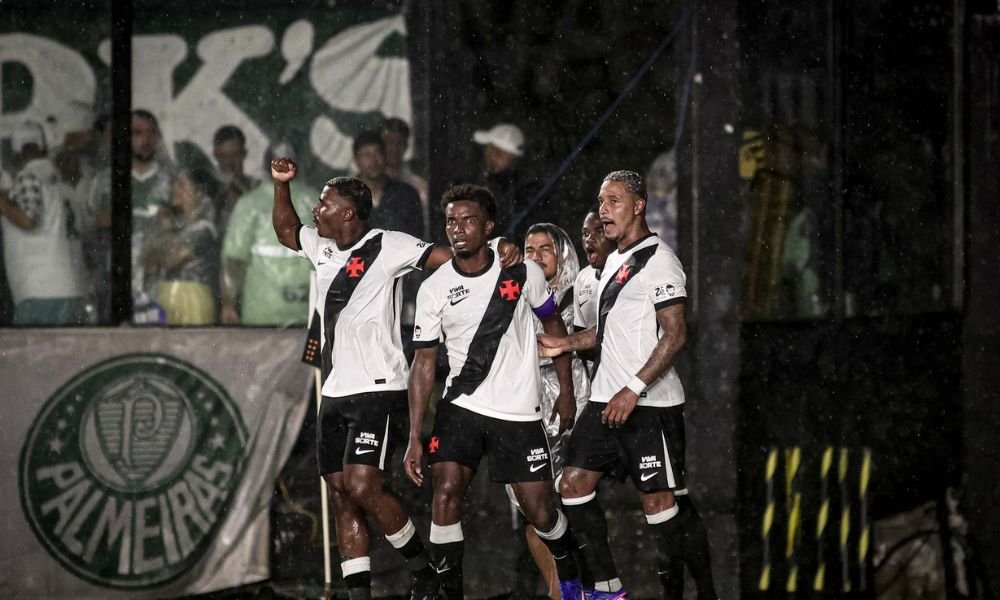 Palmeiras sai na frente mas leva virada de Vasco na estreia de Renato Gaúcho 8 equipe do vasco da gama comemora vitoria do jogo