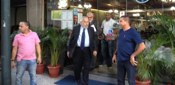 escoltado eurico deixa restaurante vizinho ao stjd antes de julgamento