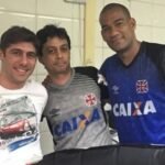 felllype gabriel alex evangelista e o zagueiro rodrigo no caprres do vasco 1427940255164 615x300