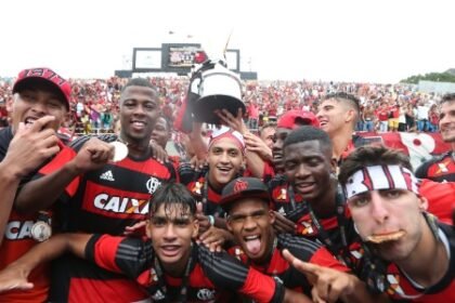 Quais os atletas da Copa SP que podem aparecer em seu clube em 2016? - 26/01/2016 7 juniores do flamengo comemoram titulo o terceiro do clube na copinha 1453734127691 615x300