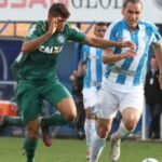 leo gamalho dir do avai disputa a bola com jogador do coritiba durante partida neste domingo 6 pela