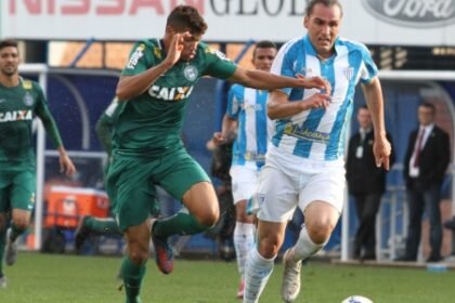 leo gamalho dir do avai disputa a bola com jogador do coritiba durante partida neste domingo 6 pela