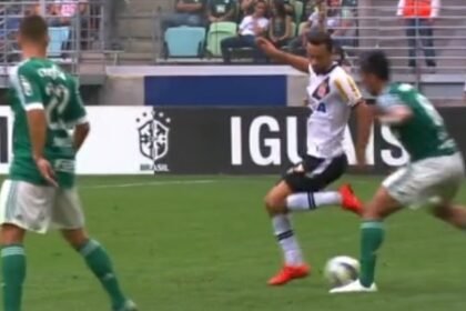 'Caneta' em Barrios faz Nenê virar sensação na web e notícia até no Chipre - 10/11/2015 18 nene aplica caneta humilhante em lucas barrios no allianz parque 1447103628033 615x300
