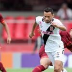 nene do vasco conduz a bola e encara a marcacao de alexandre pato do sao paulo 1445195622863 615x300
