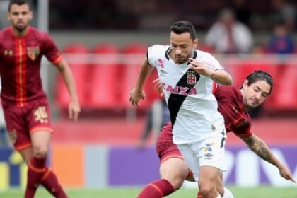 Vasco desafia matemáticos e inicia busca pelo milagre contra o Palmeiras - 08/11/2015 10 nene do vasco conduz a bola e encara a marcacao de alexandre pato do sao paulo 1445195622863 615x300