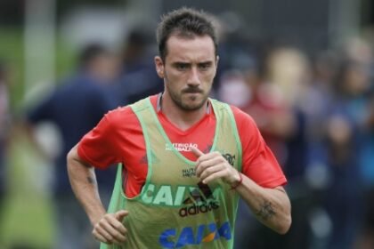 o meia argentino frederico mancuello corre durante treinamento do flamengo 1453305205095 615x300