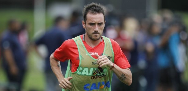 Invasão argentina completa 'farra gringa' no mercado da bola brasileiro - 23/01/2016 7 o meia argentino frederico mancuello corre durante treinamento do flamengo