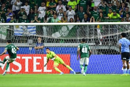 Em jogo sofrido, Palmeiras vence Sporting Cristal por 2 a 1 pela Libertadores 20 flaco lopez converte gol de penalti para o palmeiras