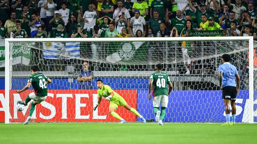flaco lopez converte gol de penalti para o palmeiras