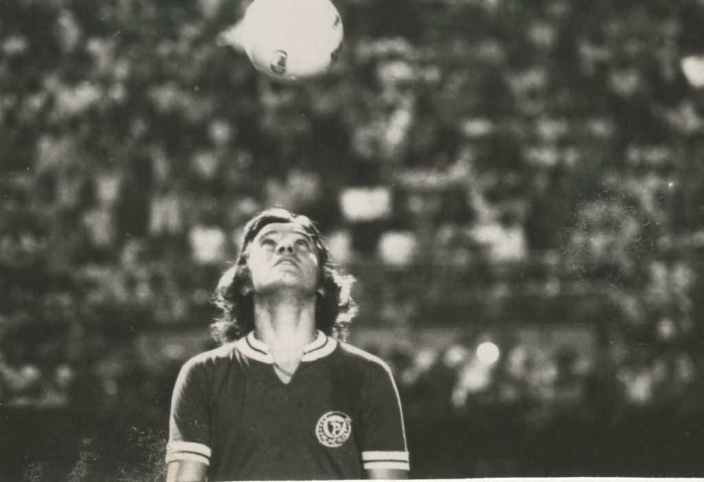 1096531831 leivinha brinca com a bola em 1972 2790947876 1
